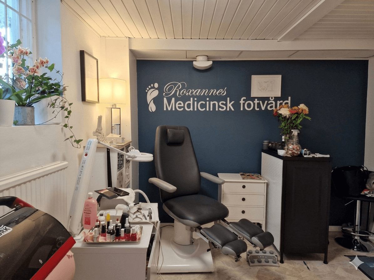 Behandlingsstol i en lugn klinikmiljö med mjuk belysning.